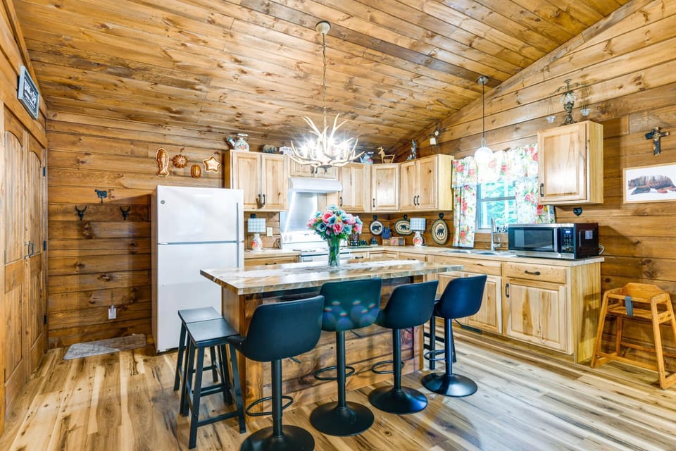 Great for Elk Viewing! Creekside Maggie Valley Gem House in Maggie Valley