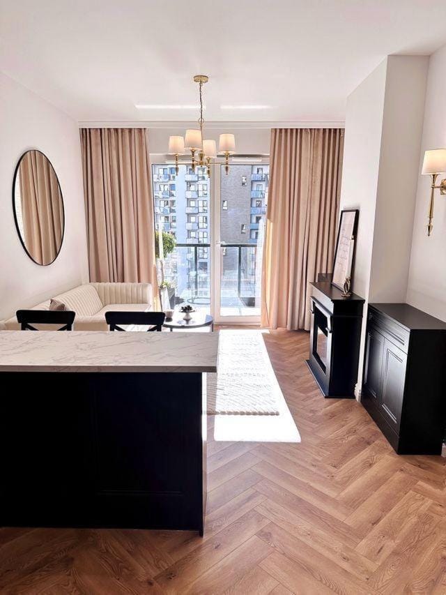 Kitchen or kitchenette, Dining area