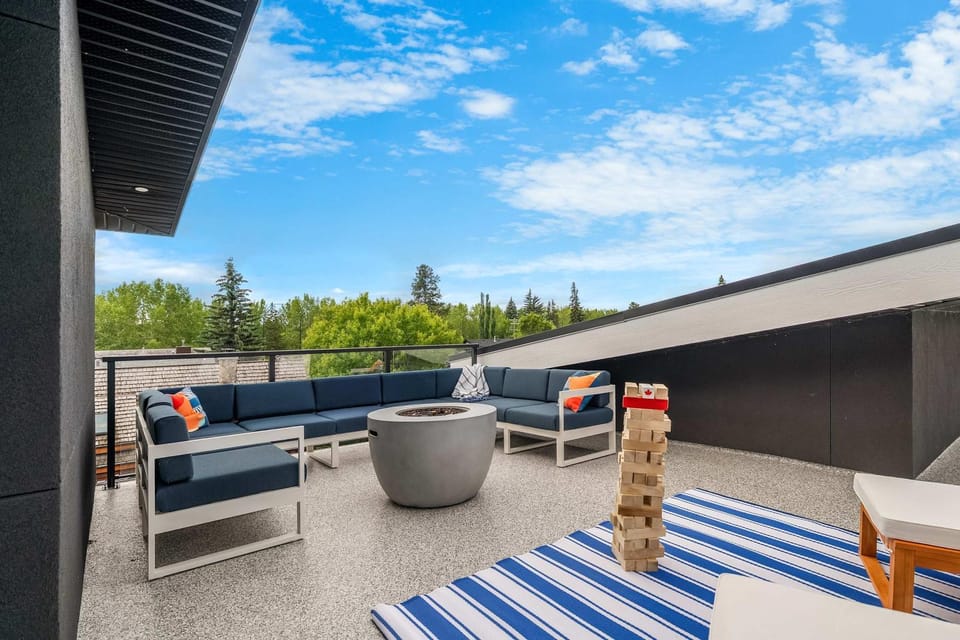The Shoreline a Luxury Escape with Rooftop & Hot Tub House in Sylvan Lake