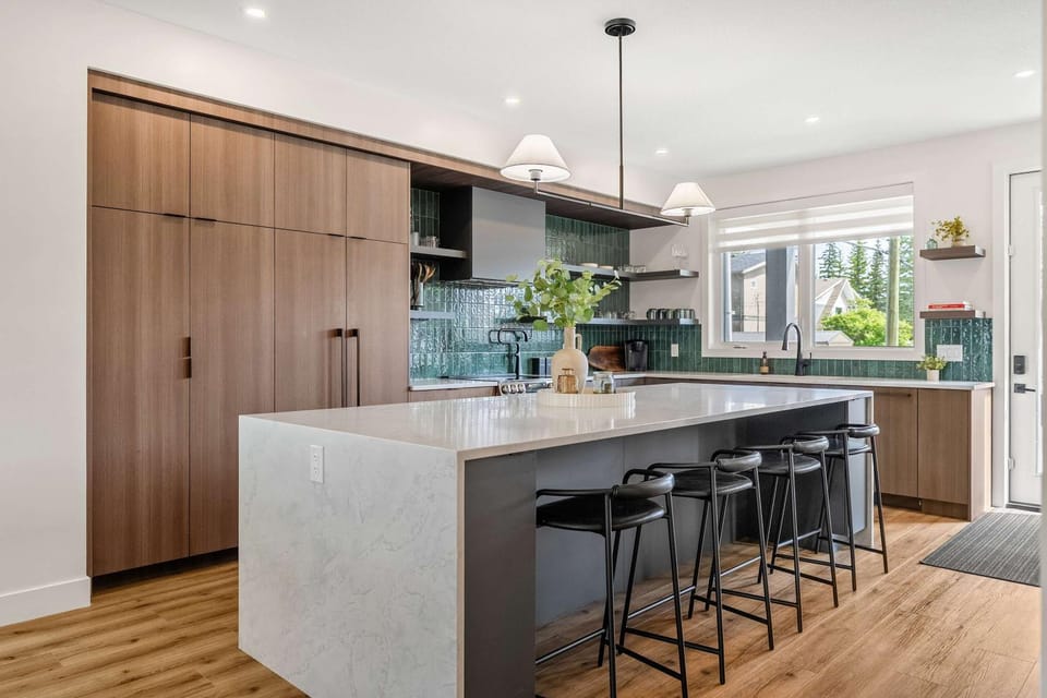 The Shoreline a Luxury Escape with Rooftop & Hot Tub House in Sylvan Lake