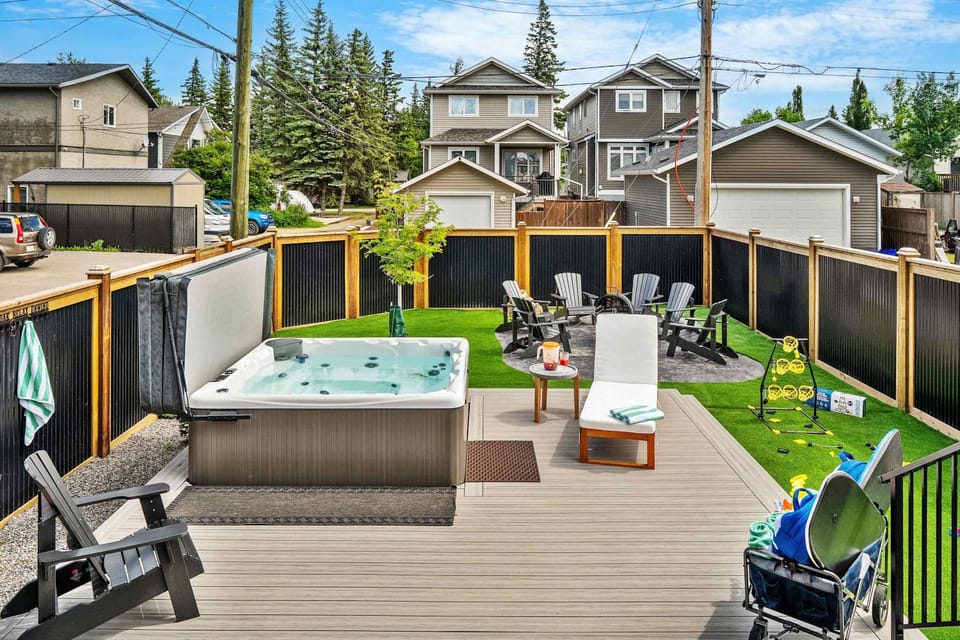 The Shoreline a Luxury Escape with Rooftop & Hot Tub House in Sylvan Lake