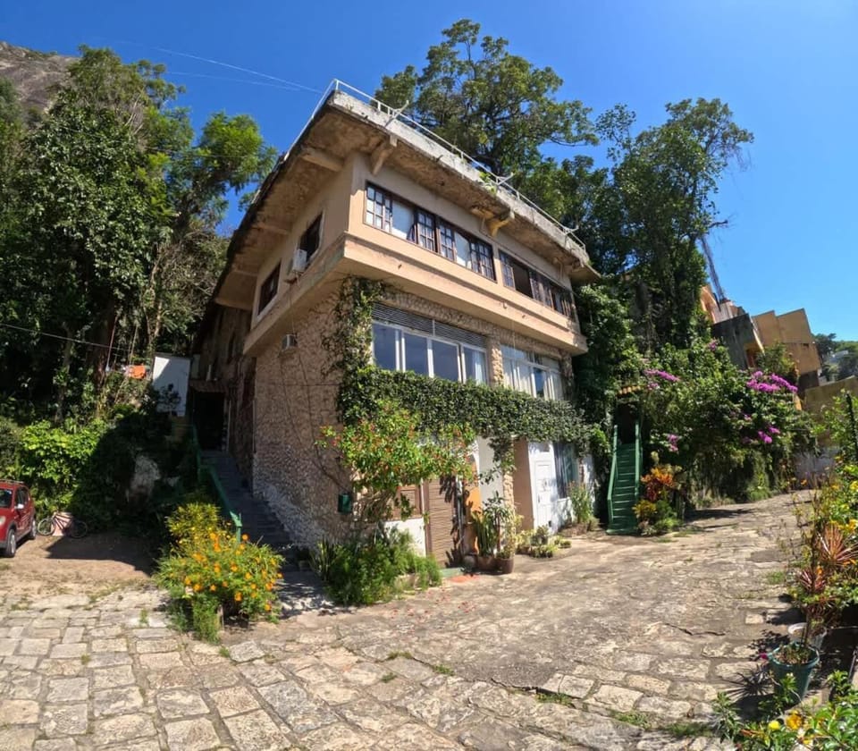 Forest house with sea view & ocean sound House in Rio de Janeiro