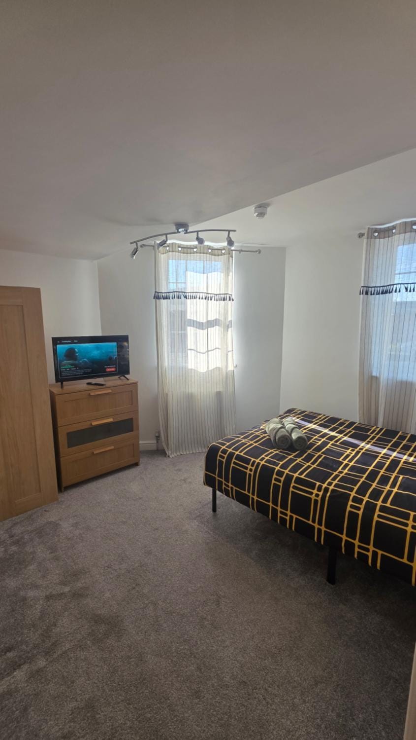 Bed, TV and multimedia, Photo of the whole room, Bedroom, wardrobe