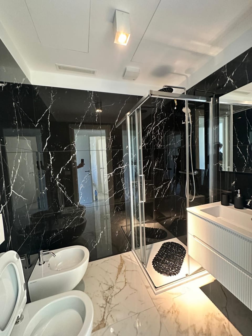 Shower, Toilet