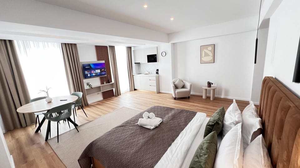 Communal lounge/ TV room, TV and multimedia, Living room, Seating area, Evening entertainment, Bedroom