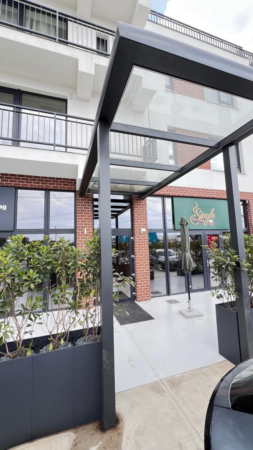 Property building, Patio, Day, Parking
