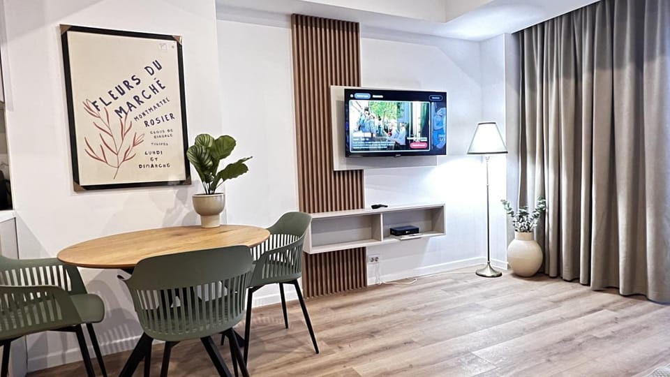 TV and multimedia, Living room, Seating area, Dining area