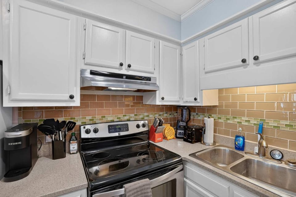 Beach Getaway w Pool & Private Balcony Apartment in Atlantic Beach