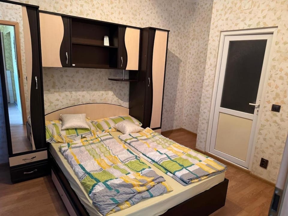 Apartament cu 2 Camere cu Băi Private Bucatarie Comună Apartment in Romania