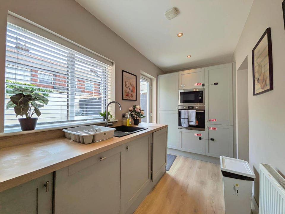 Lovely 2-Bed Near City Centre & Anfield Parking House in Liverpool