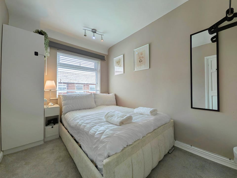 Lovely 2-Bed Near City Centre & Anfield Parking House in Liverpool