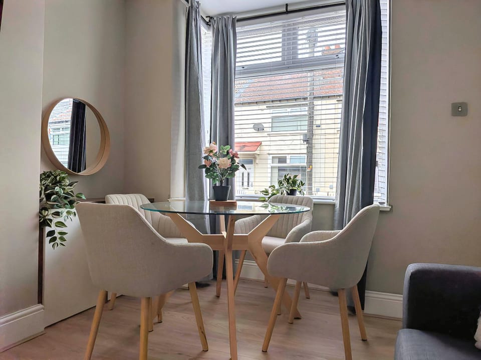 Lovely 2-Bed Near City Centre & Anfield Parking House in Liverpool
