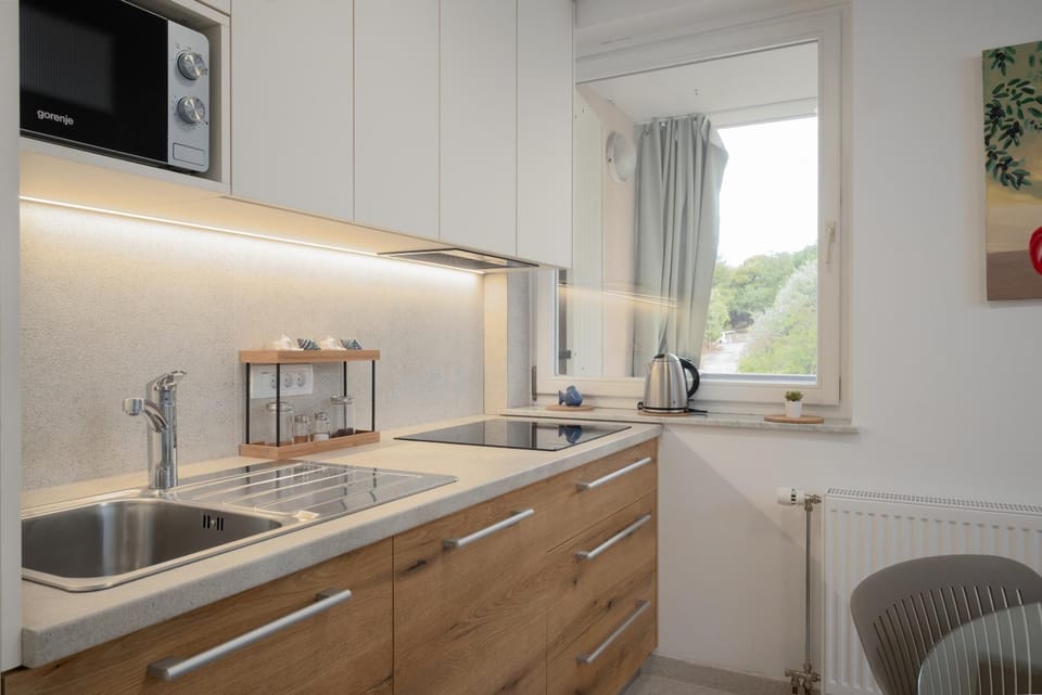 microwave, stove, kitchen