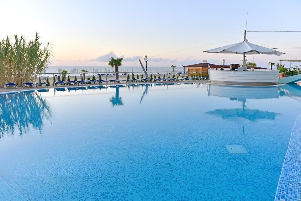 Day, Beach, Swimming pool, sunbed