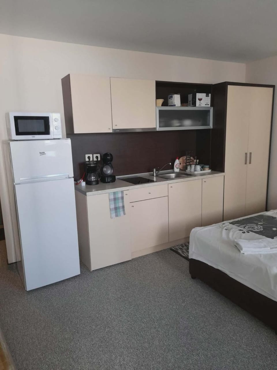 Bed, kitchen, kitchen