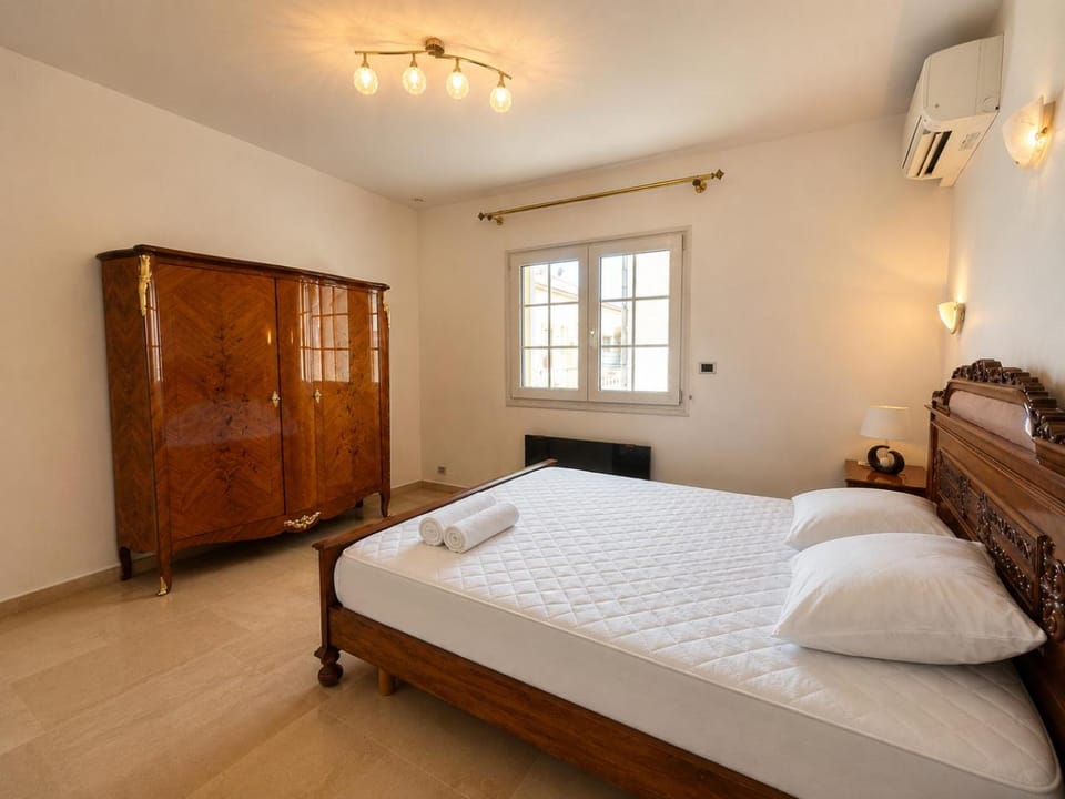 Day, Bedroom