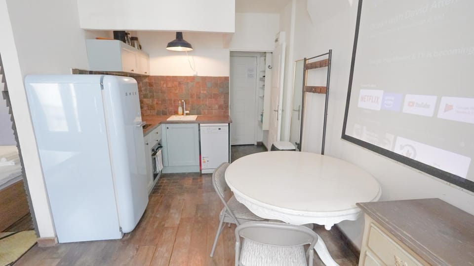 5 Paris Studio Walk to Louvre & Châtelet Metro Apartment in Paris