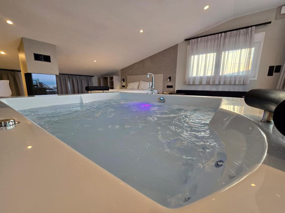 Hot Tub, Bath