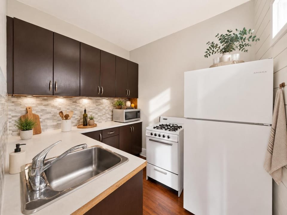 Cozy 2BR Stay Steps from Shops and Dining Apartment in Vancouver