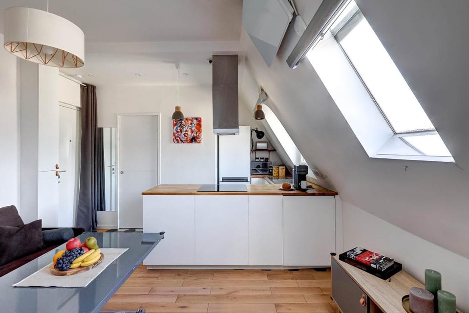 Kitchen or kitchenette, Living room, Food and drinks, Seating area, Dining area, Food