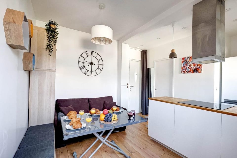 Kitchen or kitchenette, Living room, Food and drinks, Seating area, Dining area, Food