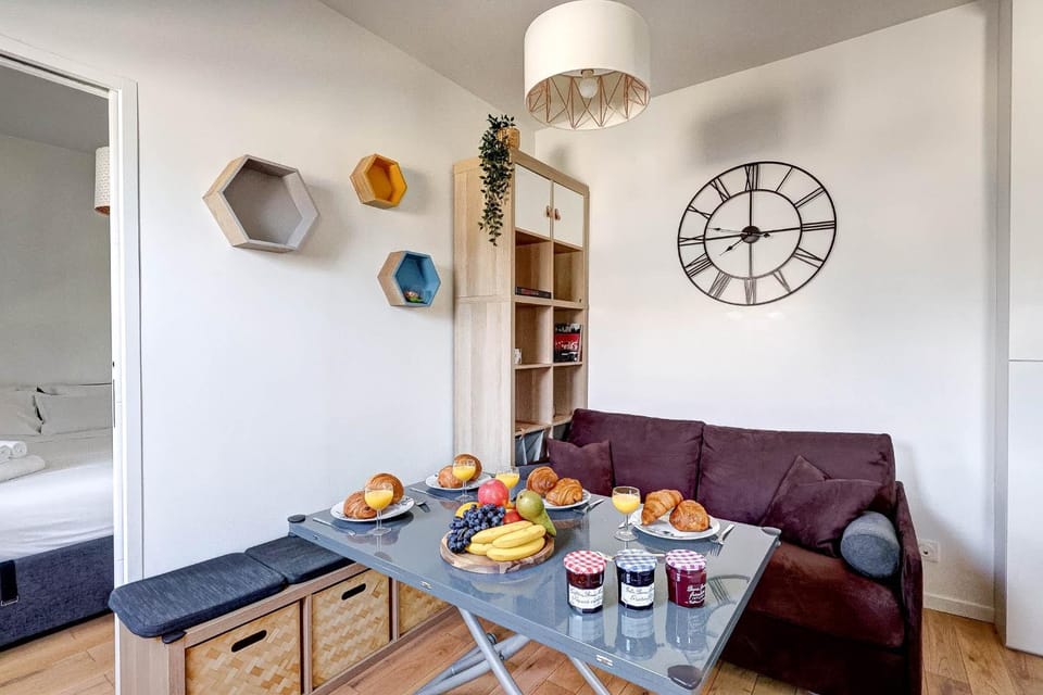 Living room, Food and drinks, Seating area, Dining area, Food, Drinks