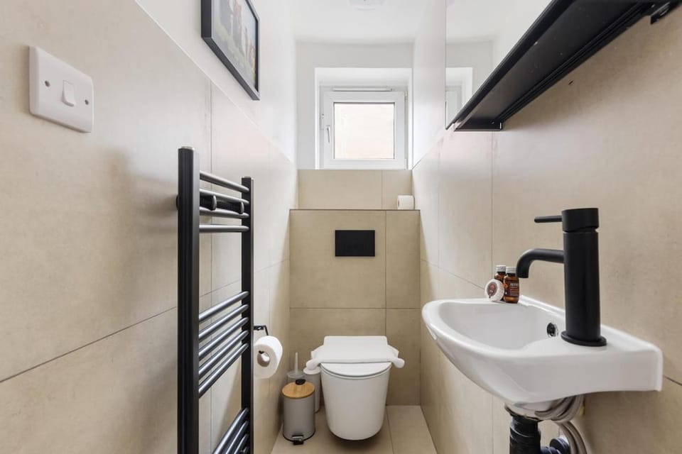 Modern 3 bed flat KlLBURN w private parking & close to major tube station Apartment in London Borough of Camden