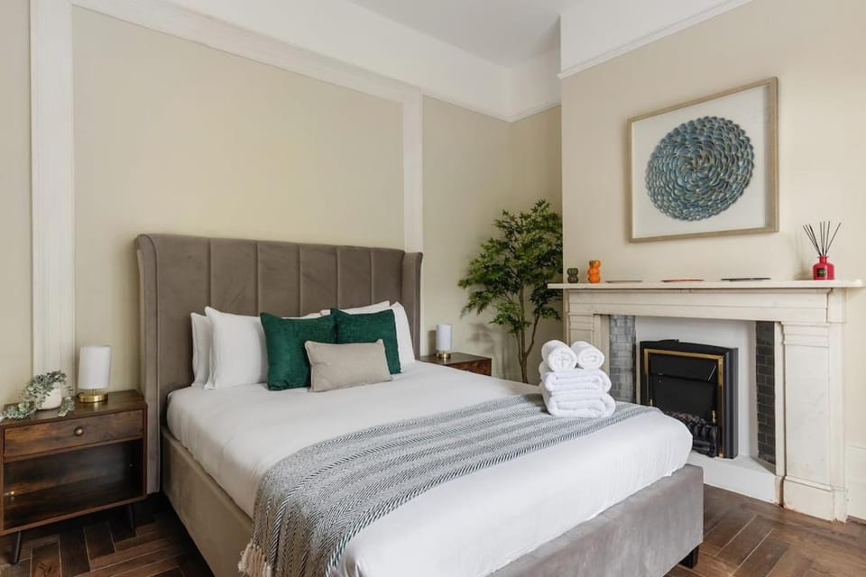 Modern 3 bed flat KlLBURN w private parking & close to major tube station Apartment in London Borough of Camden