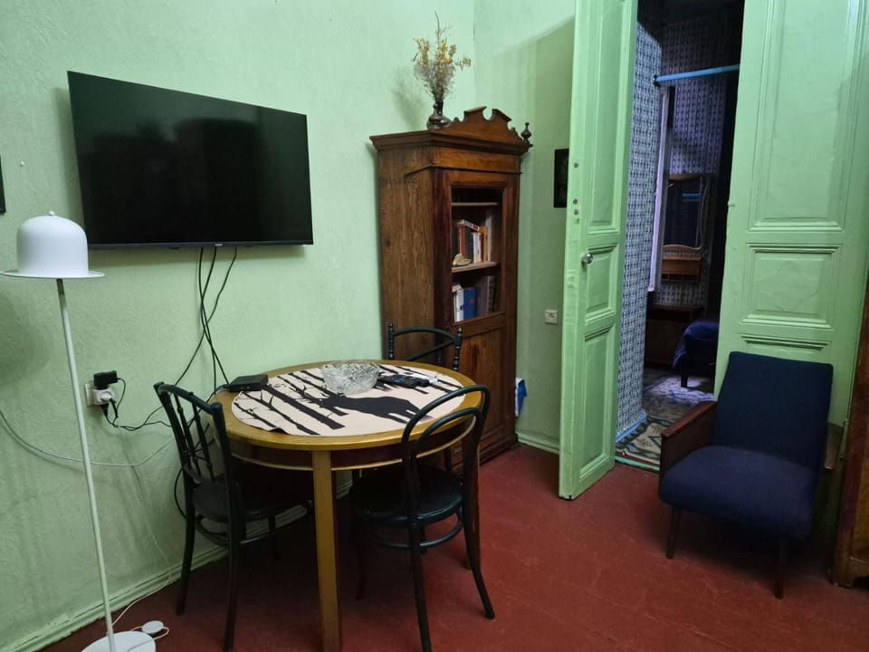 TV and multimedia, Living room, Seating area, Dining area