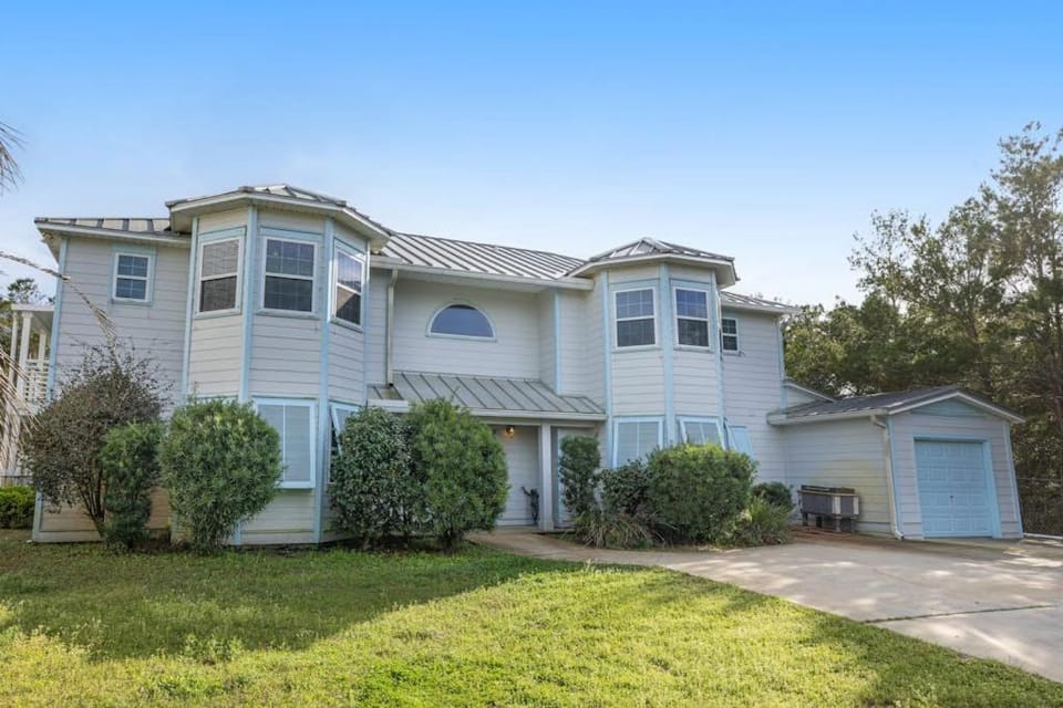 Snowbird-friendly house in Inlet Beach near beach with pool balcony W&D House in Inlet Beach
