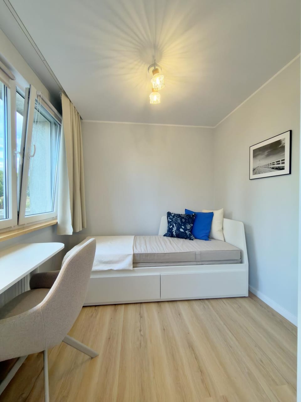 Bed, Photo of the whole room, Bedroom