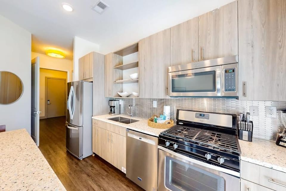 Chic condo steps from beach with patio W&D AC and resort-style pool and gym House in Inlet Beach