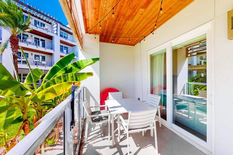 Chic condo steps from beach with patio W&D AC and resort-style pool and gym House in Inlet Beach