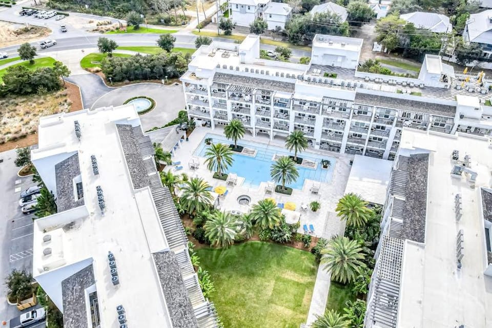 Chic condo steps from beach with patio W&D AC and resort-style pool and gym House in Inlet Beach