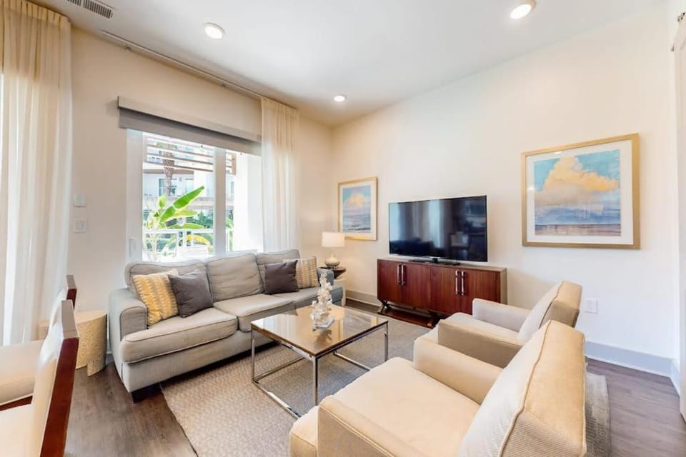 Chic condo steps from beach with patio W&D AC and resort-style pool and gym House in Inlet Beach