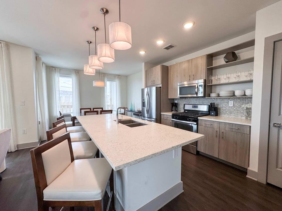 Pool-view condo with on-site pool hot tub roof deck gym & balcony House in Inlet Beach