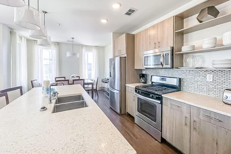 Pool-view condo with on-site pool hot tub roof deck gym & balcony House in Inlet Beach