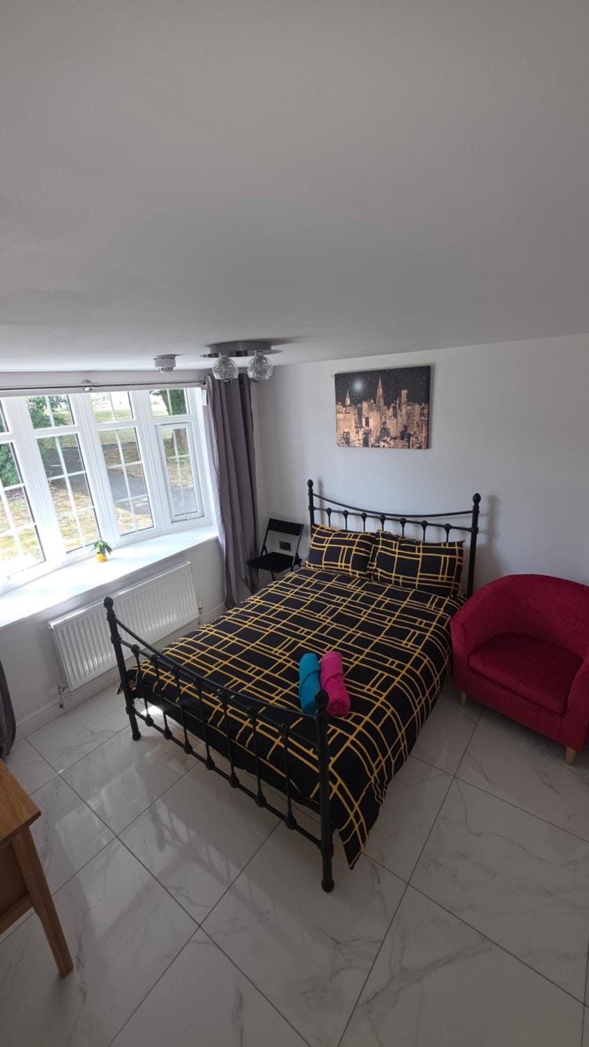 Ensuite Room near Airbus & Rolls-Royce, Southmead hospital Vacation rental in Bristol