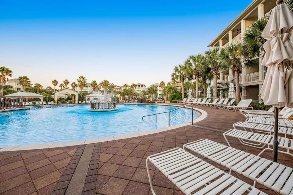 Relaxing Coastal Home Steps from Lagoon Pool House in Rosemary Beach