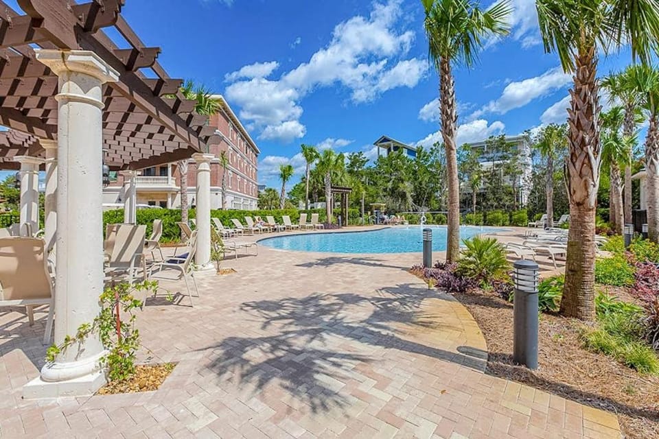 Spacious sunny studio with central AC pool hot tub beach tram & beach access Apartment in Rosemary Beach