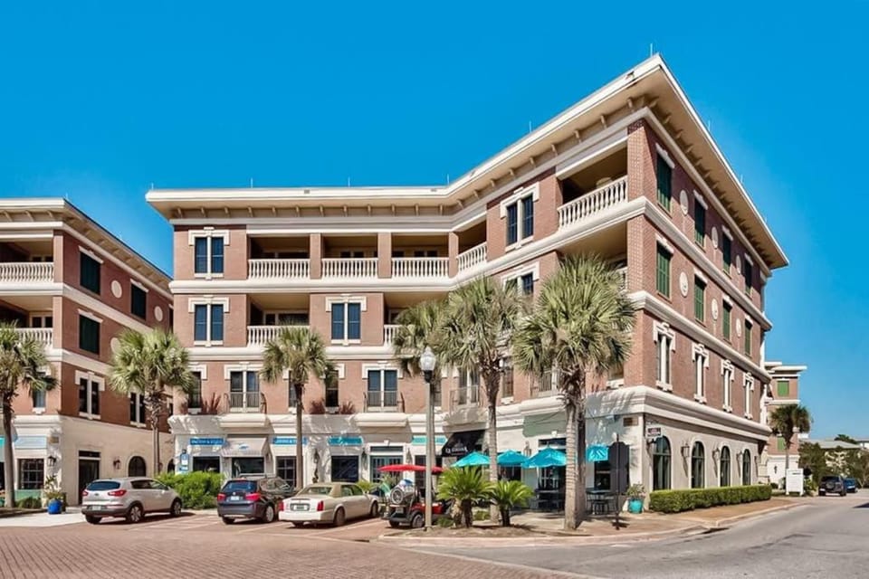 Elegant condo with 2 community pools hot tub & beach access across the road House in Rosemary Beach