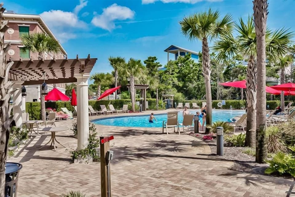 Elegant condo with 2 community pools hot tub & beach access across the road House in Rosemary Beach