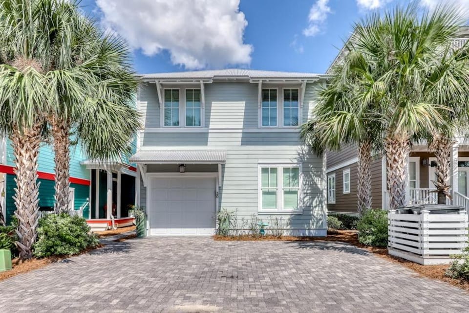 Gorgeous coastal home with shared pool - walk to beach dining & shopping House in Rosemary Beach