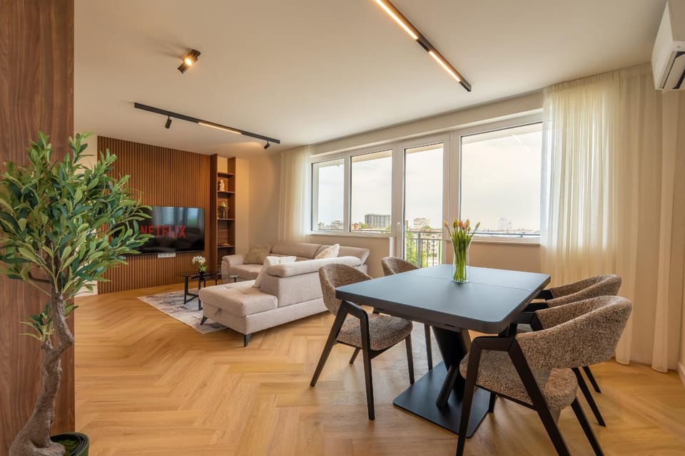 TV and multimedia, Living room, Seating area, Dining area, air conditioner