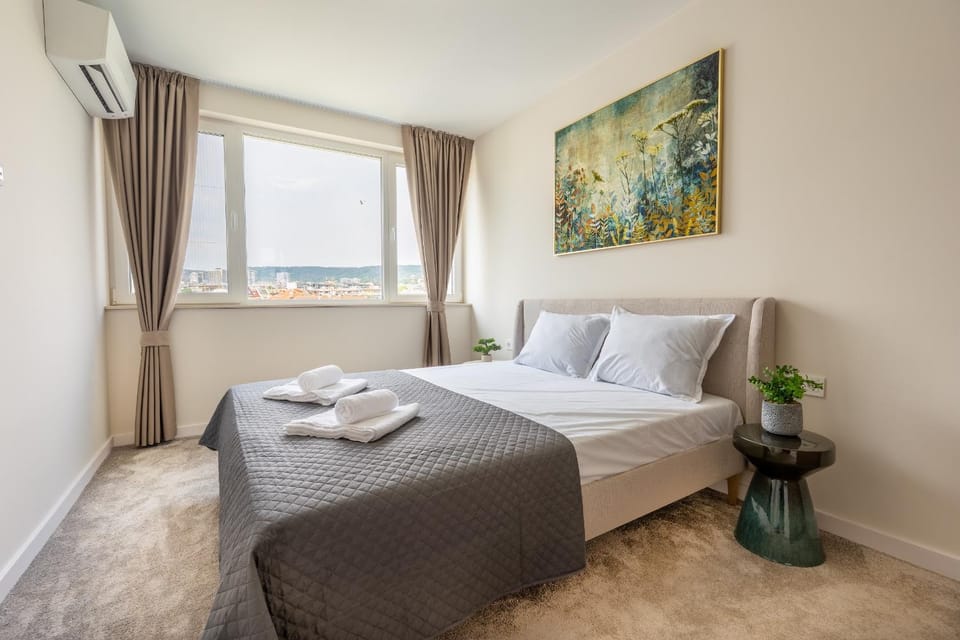 Bed, Bedroom, towels, air conditioner