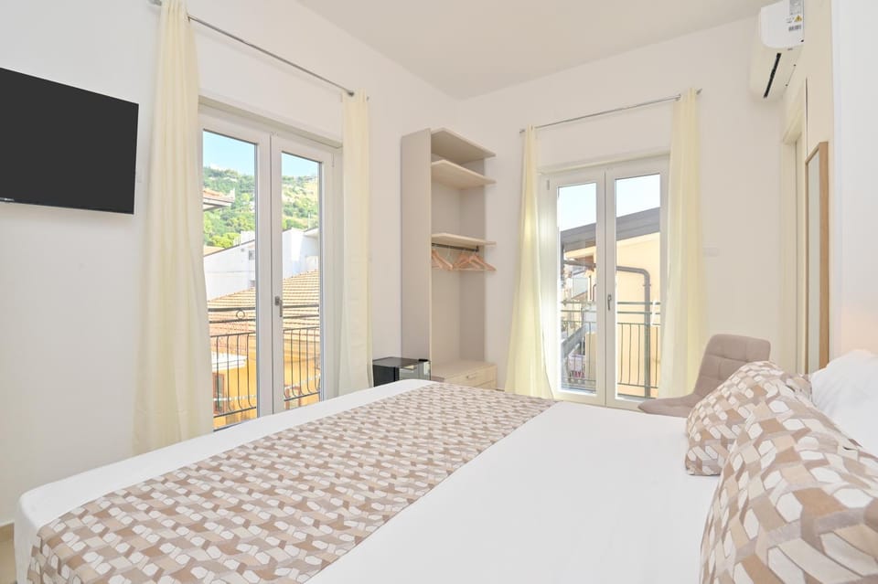 Bed, TV and multimedia, Bedroom, internet, air conditioner