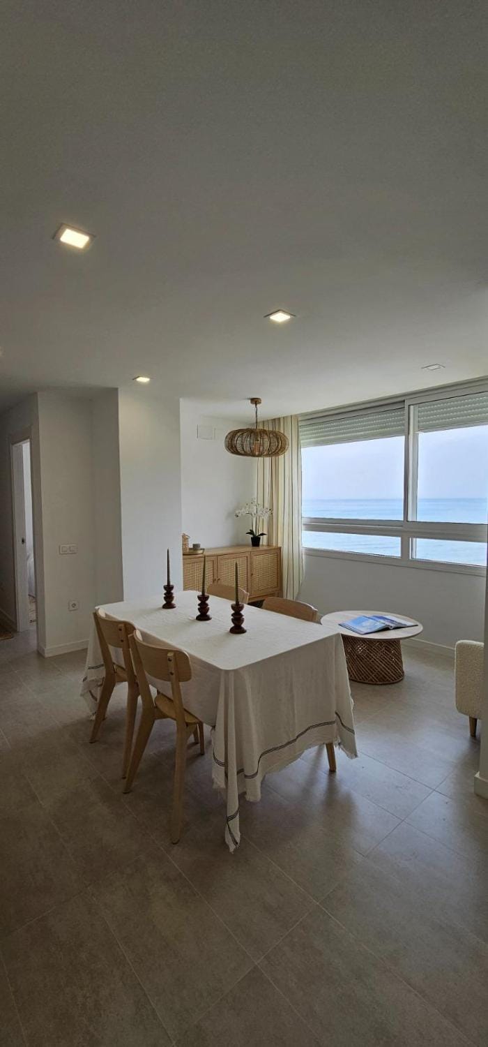 SeaFront Horizon Apartment in Sitio de Calahonda