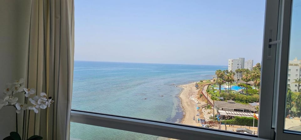 SeaFront Horizon Apartment in Sitio de Calahonda