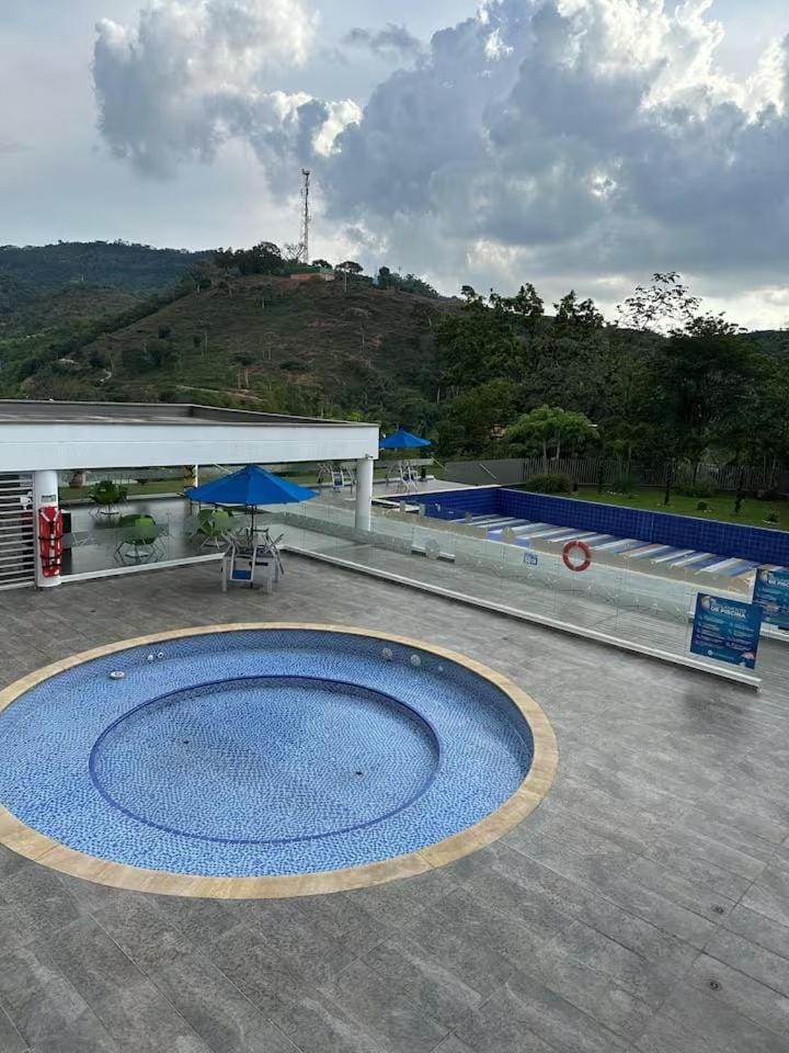 Amplio y Moderno - Apto 3 hab con piscina y balcón Apartment in Floridablanca