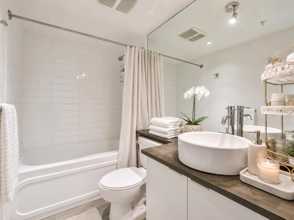 Stunning 2BR Stay in the Heart of Vibrant Yaletown Apartment in Vancouver